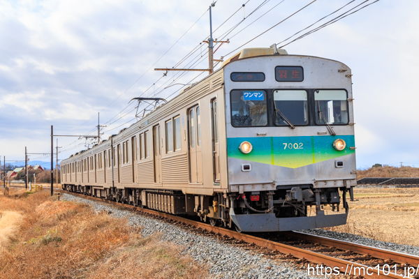 秩父鉄道秩父本線 武州荒木～東行田間で撮影した秩父鉄道7000系7002を先頭とする列車(7002F)の写真