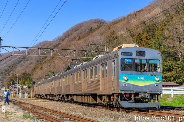 秩父鉄道秩父本線 波久礼駅付近で撮影した秩父鉄道7000系7002を先頭とする列車(7002F)の写真