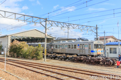 [福島交通飯坂線桜水駅] 7111F、車庫に半分収まった状態で停止し、この後、パンタを下しました。