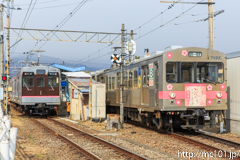 [福島交通飯坂線医王寺前駅付近] 右、50列車、7103F、左、試運転、1109F