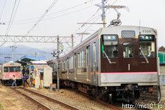 [福島交通飯坂線医王寺前駅付近] 右、試運転、1109F、左、55列車、7101F