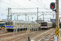 [福島交通飯坂線桜水駅] 右、1107F、左、7113F
