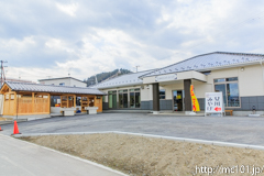 [女川駅周辺] 旧女川駅舎を模した、あがいんステーション、横になんやら建設中。作業場かな。