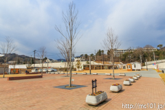 [女川駅周辺] 駅前北側。手前はフューチャーセンター「Camass」。奥の高台にも何軒か家が建った。