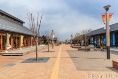 [女川駅周辺] 駅前信号を渡ったところから海側を臨む。プロムナードに隣接する街並みはほぼ出来上がった形だ。