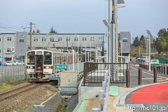 [磐越西線郡山富田駅付近] 3239M快速フルーティアふくしま、719系H-12編成他、停車中