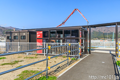 [大船渡線BRT大船渡駅] 下りホーム盛寄りに待合室とトイレが設けられている。