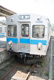 [弘南鉄道大鰐線大鰐駅] 7000系7039F、既に仲間たちによる作業が済んでおり、三峰口表示になっていました。