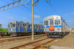 [弘南鉄道大鰐線津軽大沢車両検修所] 7000系、右、7039F、秩父地域開通100周年HM・急行三峰口行表示、左、26列車、7031F(後追い)