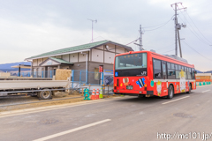 [大船渡線陸前高田駅] BRT3106便、新駅舎東側と停車中のBRT。東側が正面ですが、停車中は後部と並ぶ形になります。
