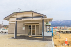 [大船渡線陸前高田駅] 新駅舎の南側。ここから交通広場に出ると思われますが、まだ施錠されてます。写真左側の駐車場から回ってきました。