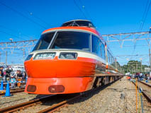 [小田急海老名検車区] 小田原方先頭、下から撮影。