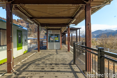 [気仙沼線柳津駅] 鉄道ホームからBRT方面を見たところ。BRT構内乗り入れに伴い、鉄道ホームの2番線は閉鎖されました。