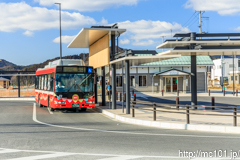 [大船渡線陸前高田駅] BRT103便、乗ってきたBRTと陸前高田駅舎