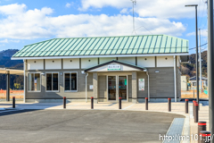 [大船渡線陸前高田駅] 駅舎。去年4月のオープン時点では、周辺は工事中でした。