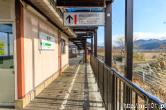 [気仙沼線柳津駅] 前写真の右側に迫ったところ。奥にBRTホームが見えます。