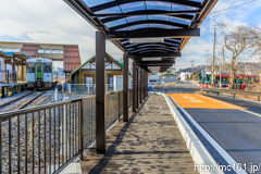 [気仙沼線柳津駅] BRTのバスは駅前広場からホームに乗り入れるので、そのための通路が出来ています。