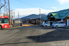 [気仙沼線柳津駅] 駅前広場からBRTホーム方面を見たところ。