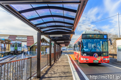 [気仙沼線柳津駅] BRT27便、駅前広場からBRTホームにBRTが入線。