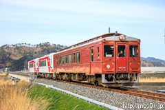 [三陸鉄道リアス線鵜住居～大槌間] 2014D、36-R2+36-713+36-712、ちょうど太陽が雲の縁を彷徨ってしまい微妙な感じ