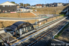 [三陸鉄道リアス線織笠駅] 駅全景。停車中をホームと反対側から綺麗に撮るのは難しそうです。