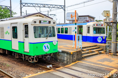 [四日市あすなろう鉄道内部・八王子線日永駅] 260系、左、1142列車U62編成と右、1153列車、U61編成