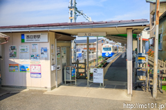 [四日市あすなろう鉄道八王子線西日野駅] 1450列車、260系U61編成、西日野駅舎越しに後ろから