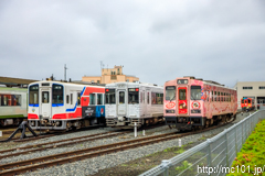 [三陸鉄道リアス線宮古駅] 左、36-701、中、JR東日本「TOHOKU EMOTION」キハ111-701、右、36-102