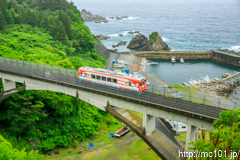 [三陸鉄道リアス線白井海岸～堀内間] 1110D、36-700形36-702