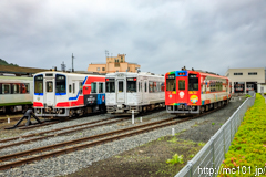 [三陸鉄道リアス線宮古駅] 左、36-701、中、JR東日本「TOHOKU EMOTION」キハ111-701、右、36-702