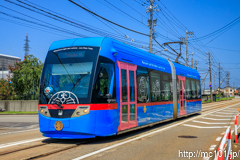 [万葉線新吉久電停] 56列車、MLRV1000形MLRV1004、ドラえもんトラム