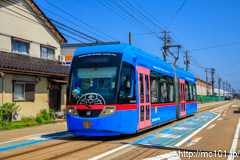 [万葉線吉久電停] 42列車、MLRV1000形MLRV1004、ドラえもんトラム