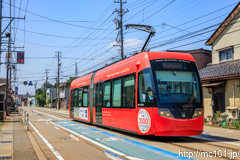 [万葉線吉久電停] 43列車、MLRV1000形MLRV1001