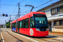 [万葉線吉久電停] 45列車、MLRV1000形MLRV1003