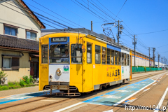 [万葉線吉久電停] 46列車、デ7070形7071