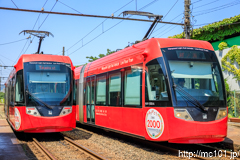 [万葉線六渡寺駅] 右・49列車、MLRV1000形MLRV1006、左・50列車、MLRV1000形MLRV1003